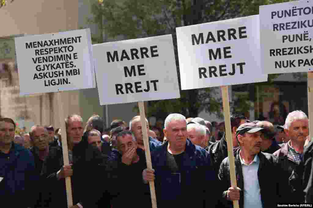 &quot;Marre me rrejt&quot;, ishte një nga pankartat që mbanin protestuesit.&nbsp;