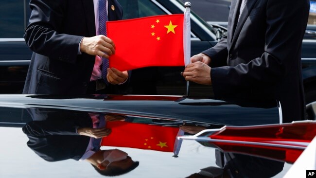 Zyrtarët kinezë përgatiten përpara arritjes së presidentit Emmanuel Macron në Aeroportin Ndërkombëtar të Pekinit. 5 prill 2023.