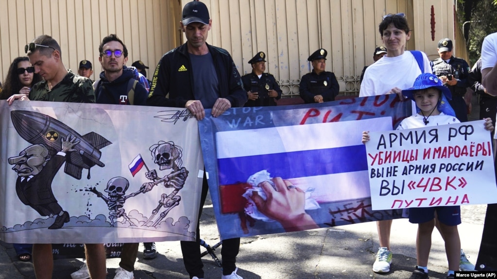 В время акции протеста перед российским посольством в Мексике в годовщину масштабного вторжения России в Украину. Мехико. 24 февраля 2023 года