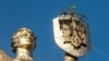 Вместо советского герба на щите монумента «Родина-мать», который планируется переименовать в «Украина-мать», монтируют трезубец. Киев, Украина, 6 августа 2023 года