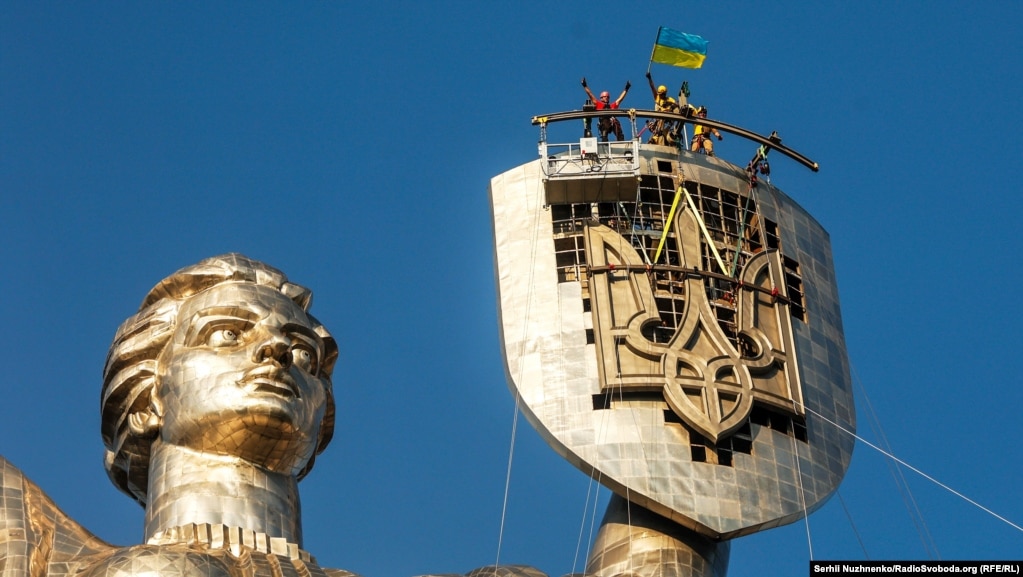 На щиті монумента «Батьківщина-мати» встановили тризуб замість радянського герба. Київ, 6 серпня 2023 року