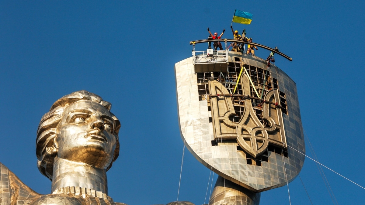 A trident was installed on the “Rodyna Mat” monument in Kyiv instead of the coat of arms of the USSR