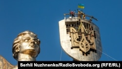 На щиті монумента «Батьківщина-мати» встановили тризуб замість радянського герба. Київ, 6 серпня 2023 року
