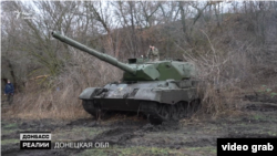 У танка «Леопард 1» нарезная пушка калибра 105 мм, позволяющая стрелять более точно и на большее расстояние