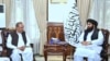 وزیر امیر خان متقي (ښي لوري ته) د جولای پر ۲۰مه په کابل کې د افغانستان لپاره د پاکستان له استازي اصف دراني سره ولیدل. 