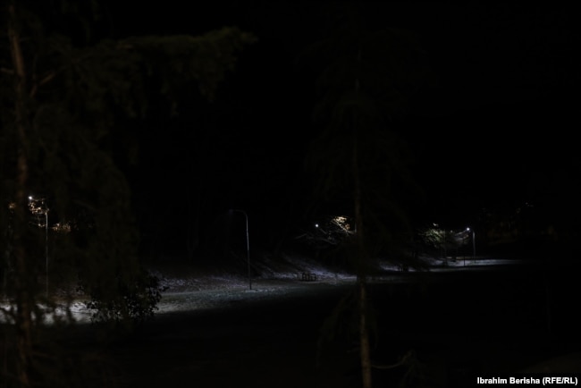 Errësira në Parkun e Gërmisë në orët e një mëngjesi dimëror.