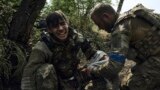 Украинский солдат оказывает первую помощь 19-летнему раненому сослуживцу, 4 сентября 2023 года. Подразделение вступило в бой с российскими войсками возле города Бахмута на востоке страны.<br />
<br />
Ситуация вдоль восточной линии фронта остаётся сложной для украинских войск, которые обороняются и не допускают потери опорных пунктов, заявил 6 сентября командующий Сухопутными войсками Украины генерал Александр Сырский