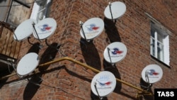 Спутниковые тарелки, установленные на стене одного из жилых домов в Козельске, Калужская область. Март 2017 года. Фото: TASS