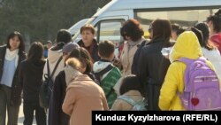 Бишкектеги мектептердин биринин окуучуларын эвакуациялоо учуру.