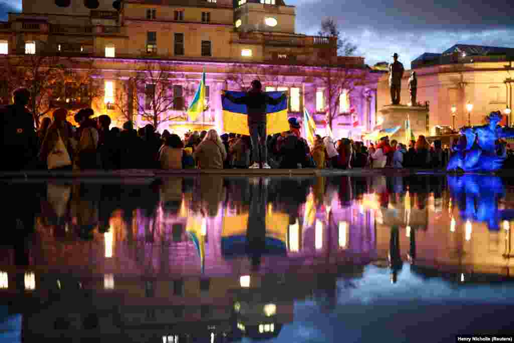 Londonban a Trafalgar téren gyűltek össze a háború évfordulóján