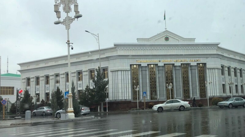 Balkanabatda 'zagran pasport bermek'  wagtlaýyn togtadyldy - Çeşmeler