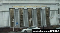 Daşary ýurtlarda bilim alan türkmen ýaşlary Türkmenistanda diplomlaryny ykrar etdirmekde, işe ýerleşmekde we ýurduň daşyna çykmakda kynçylyk çekýär. 