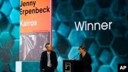 Дженни Эрпенбек и Михаэль Хофман на церемонии вручения Международного Букера, 21 мая 2024 года