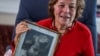 Ester Paran, 79-vjeçare, e mbijetuar e Holokaustit nga Hungaria, mban një fotografi të fëmijërisë së saj. 