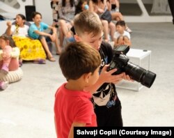 Programele organizației Salvați Copiii îi aduc împreună pe copiii români cu cei refugiați din Ucraina în școli și grădinițe de vară