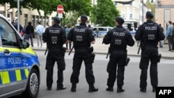 نیروهای پلیس آلمان برای محافظت از یک کنیسه در گِلسنکیرخن در غرب آلمان به حالت آماده‌باش در آمده‌اند
