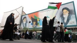 Një grua iraniane në Teheran mban një flamur palestinez gjatë një tubimi në mbështetje të palestinezëve të organizuar më 13 tetor.
