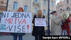 Neki od transparenata na protestu u Novom Sadu 22. aprila organizovanom zbog ubistva žene 20. aprila u okolini tog grada.