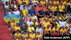 Suporteri ucraineni și români la meciul de fotbal din Grupa E de la Euro 2024 dintre România și Ucraina, pe stadionul din Munchen, 17 iunie 2024.