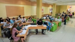 Absolvenții de liceu depun dosarele de admitere la Universitatea de Stat din Moldova, iulie 2023.