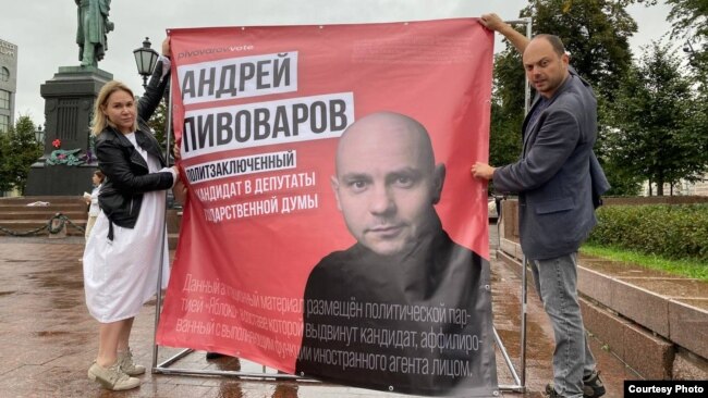 Tatyana Usmanova dhe Vladimir Kara-Murza gjatë fushatës zgjedhore të Andrey Pivovarov