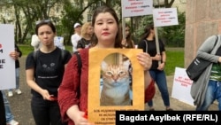 Плакат на митинге с обращением к чиновникам, которые, по словам зоозащитников, саботируют закон. Алматы, 14 мая 2023 года