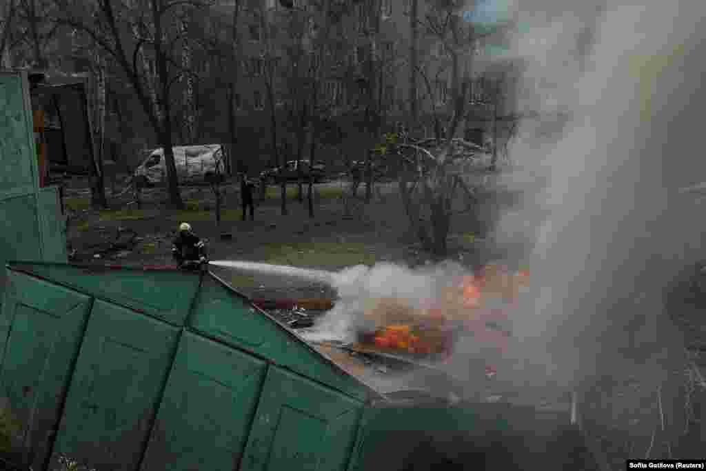 На місці прильоту працюють пожежники. Харків, 7 квітня 2024 року