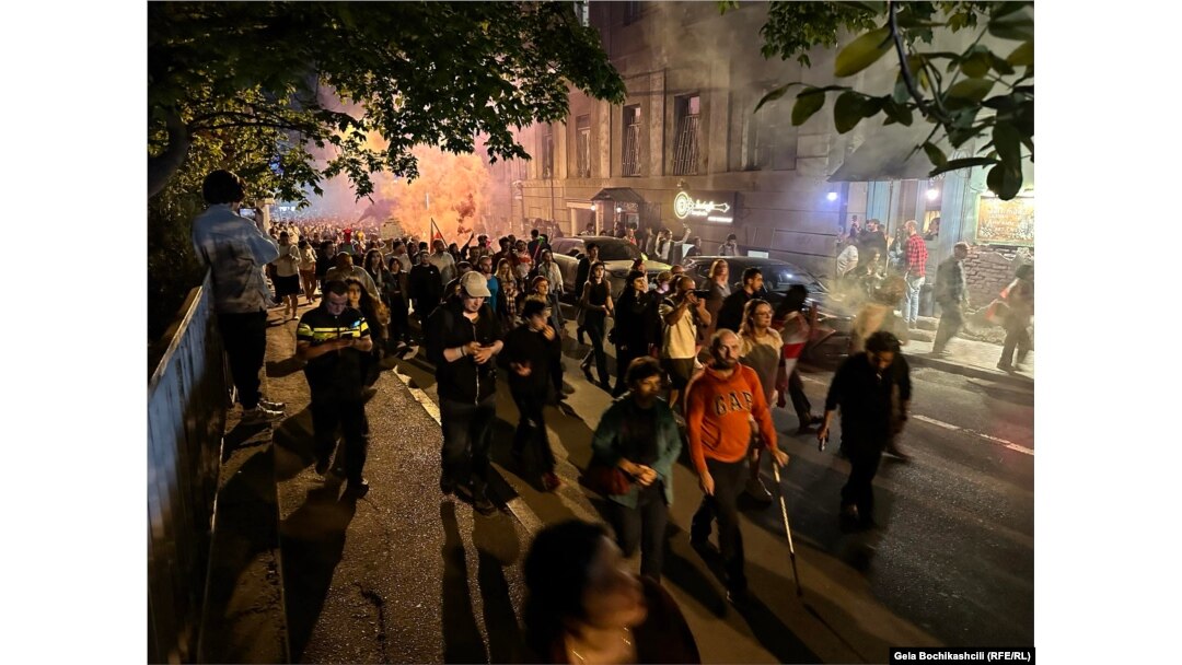 Proteste ale tinerilor din Tbilisi față de legea agentului străin pe care Parlamentul țării vrea să o introducă. 25 aprilie 2024.