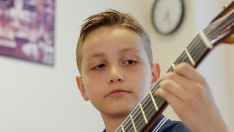 “Evropiani i Vitit” nga Kosova ëndërron t'i bie kitarës përtej kufijve
