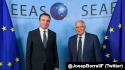Shefi i politikës së jashtme të bllokut evropian, Josep Borrell (djathtas), me kryeministrin e Kosovës, Albin Kurti, 22 korrik 2023