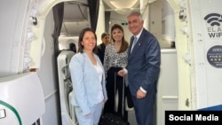 وزیر اطلاعات اسرائیل، شاهزاده رضا پهلوی و همسرش یاسمین را تا داخل هواپیما بدرقه کرد