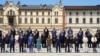Президент України Володимир Зеленський (посередині) на спільній світлині учасників саміту Європейської політичної спільноти, що об’єднує 27 членів ЄС із 20 їхніми партнерами. Булбоака, Молдова, 1 червня 2023 року