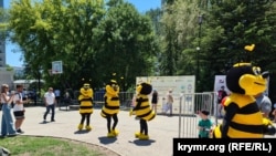 Аніматори у вигляді символу Сімферополя - бджоли. Парк ім.Гагаріна. 2 червня