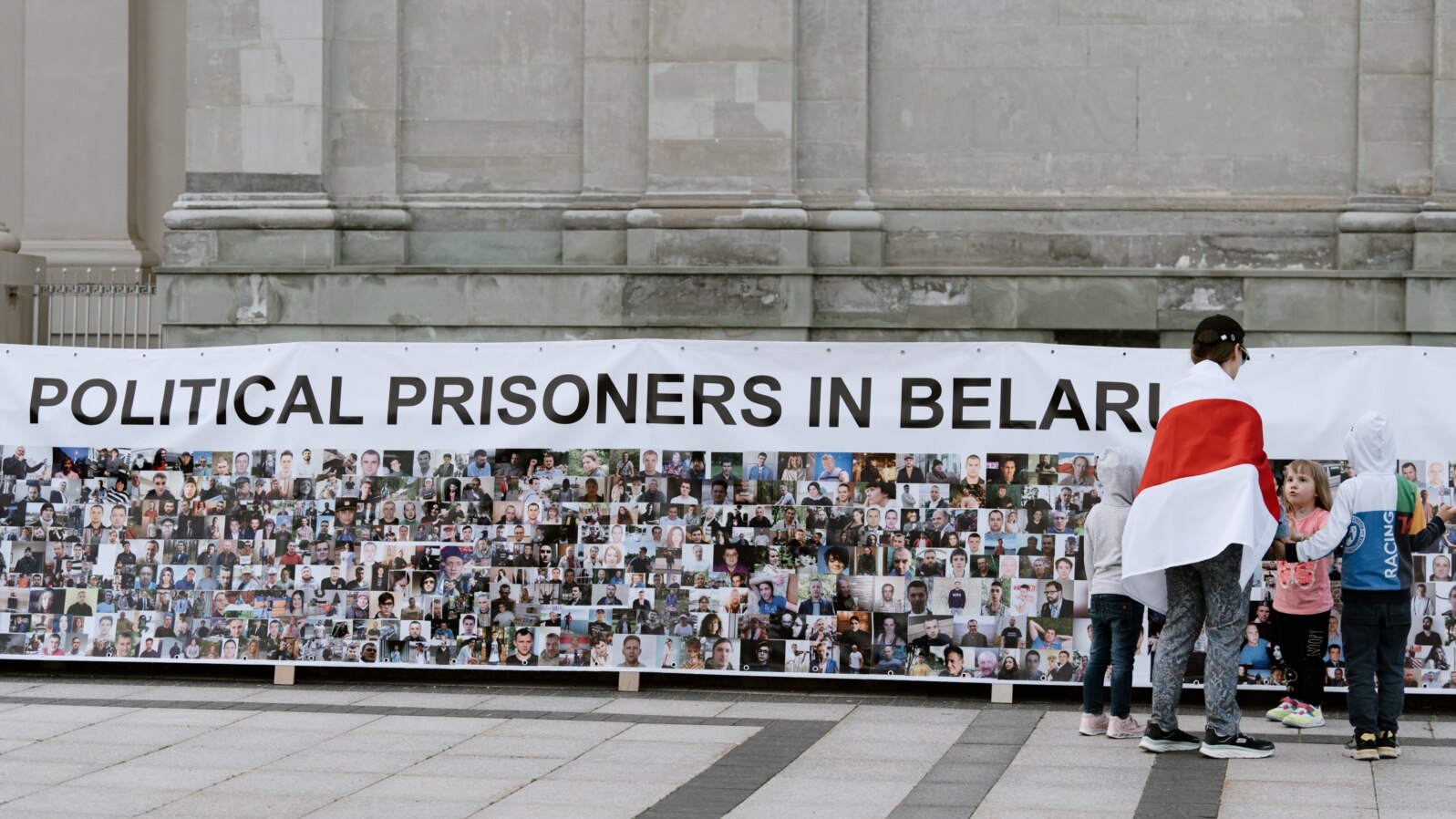 Плякат з партрэтамі беларускіх палітвязьняў на акцыі ў Вільні. Архіўнае фота