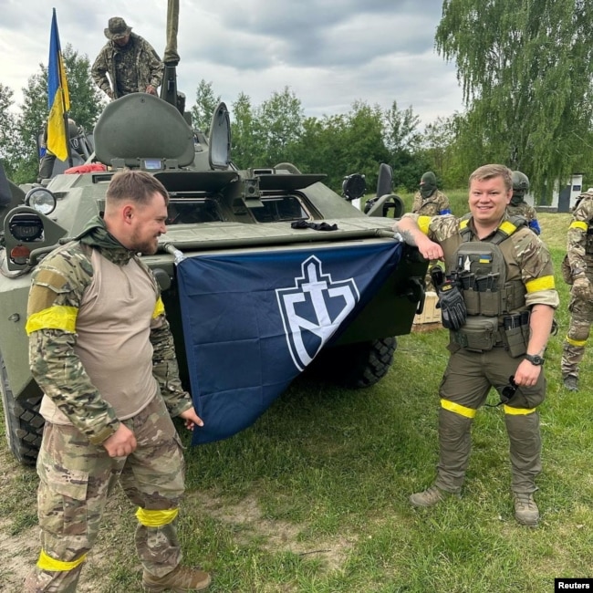 Александр Сачков (справа) – российский неонацист, поклонник Гитлера, был арестован в 2019 году в Украине за создание неонацистской организации, но позже отпущен под залог