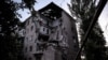 Зруйнований російськими обстрілами багатоквартирний житловий будинок у Чавому Яру. Україна, 25 червня 2024 року