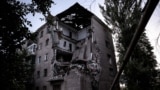 Зруйнований російськими обстрілами багатоквартирний житловий будинок у Чавому Яру. Україна, 25 червня 2024 року
