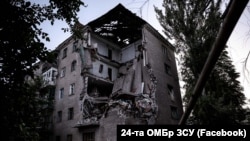Поврежденное российскими обстрелами здание в Часов Яре. Донецкая область, 25 июня 2024 года