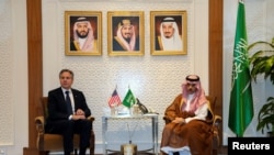 Secretarul de stat american Antony Blinken se întâlnește cu ministrul de externe saudit, prințul Faisal bin Farhan, la Ministerul Afacerilor Externe din Riad, Arabia Saudită, sâmbătă, 14 octombrie 2023.