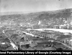 Centrul orașului Tbilisi, fotografiat pe când era fundamental diferit de cel de astăzi. Sub stăpânirea sovietică, în anii 1930, multe dintre structurile orașului de pe malul râului Kura au fost demolate.