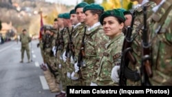 Militari ai Armatei Române se pregătesc de defilarea de Ziua Națională a României.