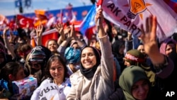 "Адилеттүүлүк жана өнүгүү" партиясынын тарапкерлери Стамбулда шайлоо алдындагы үгүт учурунда. 24-март, 2024-жыл 