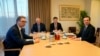 Președintele sârb, Aleksandar Vucici și Premierul kosovar, Albin Kurti, față în față la masa de negociere. Între cei doi, reprezentanții UE care au mediat negocierile. Bruxelles, 27 februarie 2023.