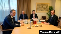 Președintele sârb, Aleksandar Vucici și Premierul kosovar, Albin Kurti, față în față la masa de negociere. Între cei doi, reprezentanții UE care au mediat negocierile. Bruxelles, 27 februarie 2023.