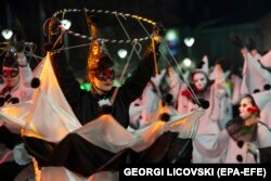 Ovaj karneval jedan je od najznačajnijih običaja i tradicije te vrste u Severnoj Makedoniji. Procenjuje se da će ove godine učestvovati oko 1.500 maskiranih ljudi, s učesnicima iz Turske, Srbije i Grčke.