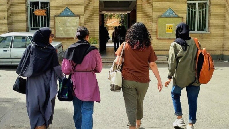 «افزایش» برخورد با دانشجویان دختر دانشگاه‌های تهران به بهانه عدم رعایت حجاب اجباری
