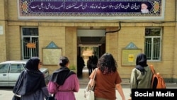 Studente din Iran fără hijab