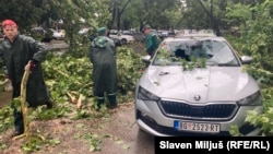 Službe uklanjaju štetu na parkingu nakon jake kiše u Beogradu, 2. jul 2024.