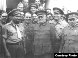 Кампесино (в первом ряду слева) среди высшего военного руководства Армии Народного фронта.