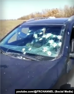 Расстрелянная на трассе в Херсонской области машина, март 2022 года